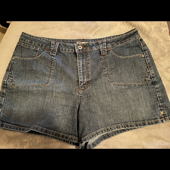 FADED GLORY STRETCH DEMIN SHORTS SIZE 18 - Picture 1 of 3